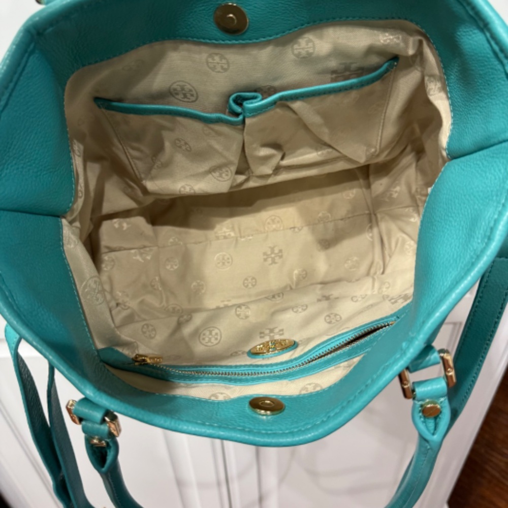Authentic leather turquoise Tory Burch handbag with strap - Picture 3 of 9